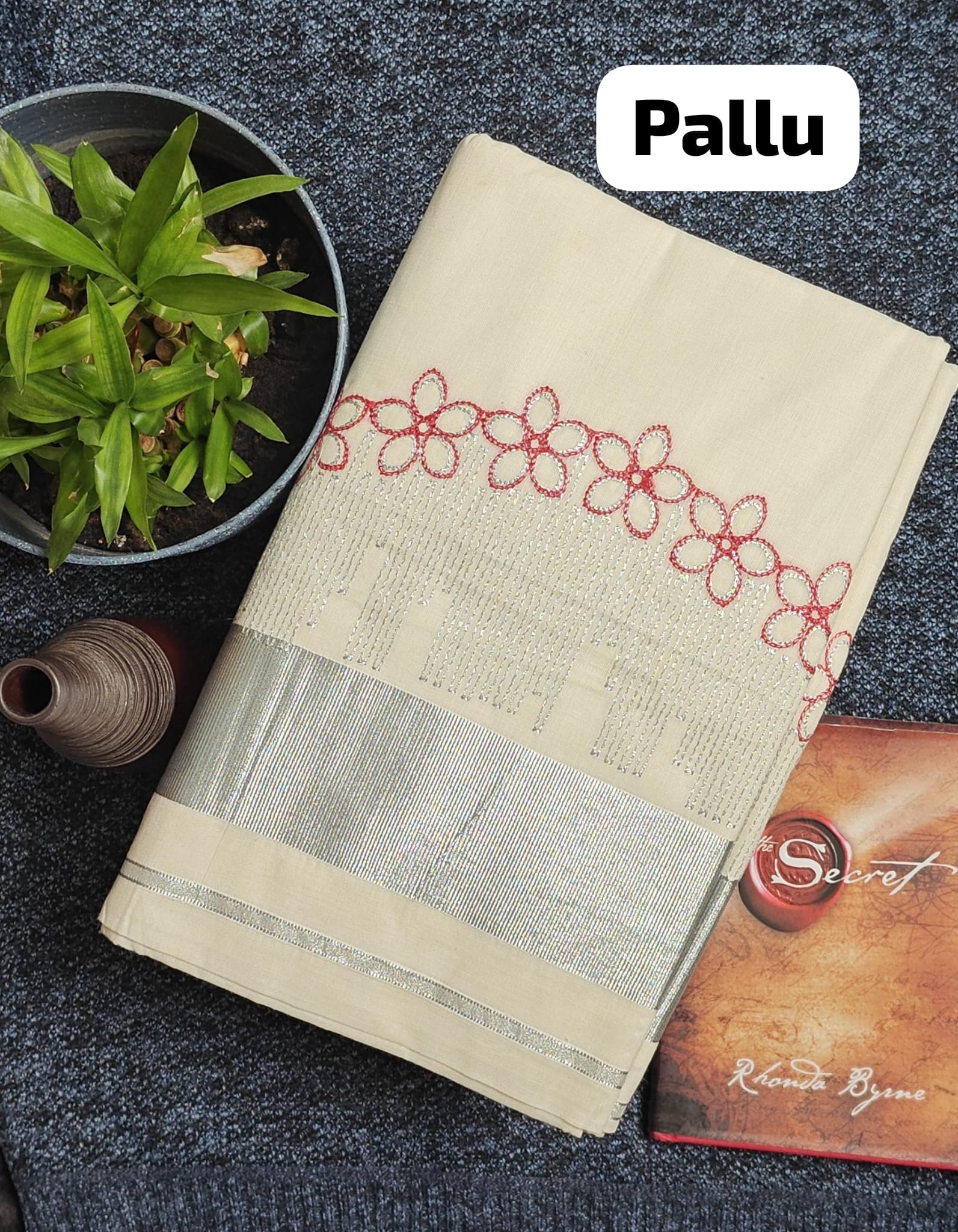 pallu of Saree With Floral Embroidery